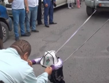 Απίστευτο: 5χρονος τραβάει όχημα τριών τόνων